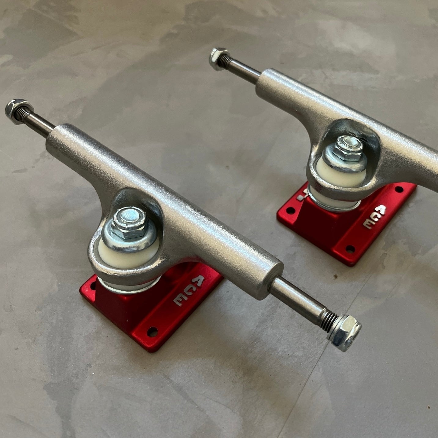 ACE Classic 33 Red/Silver Trucks Set
