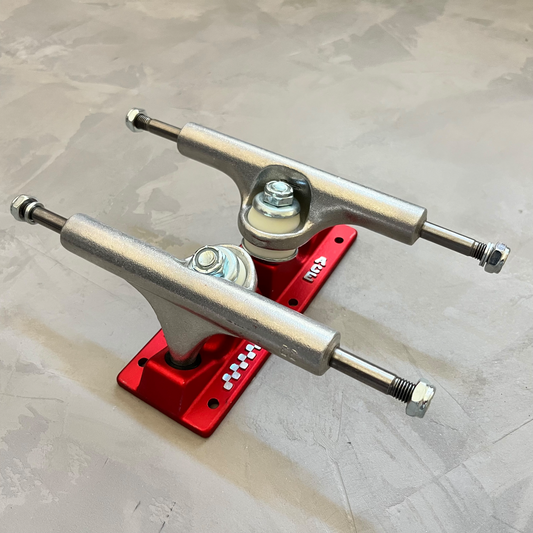ACE Classic 33 Red/Silver Trucks Set